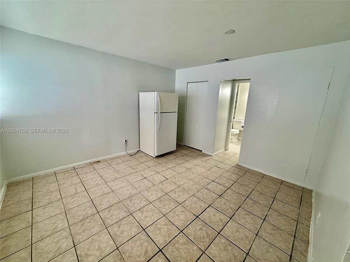 Building Photo - 220 NE 41st St #4