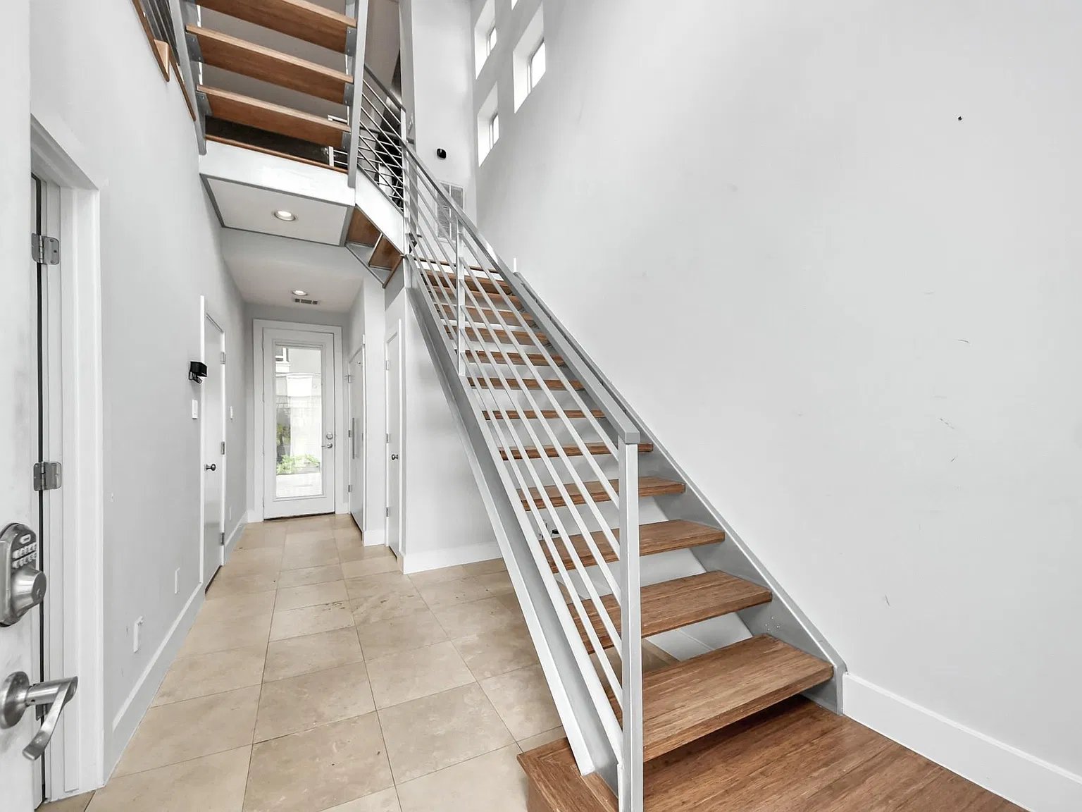 3 bed, 3.5 bath, 2472 sqft, $3,600 — Photo 2