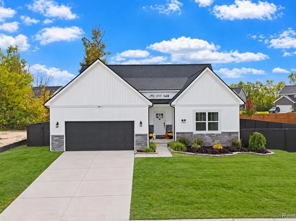4481 Oak St, Grand Blanc, MI 48439