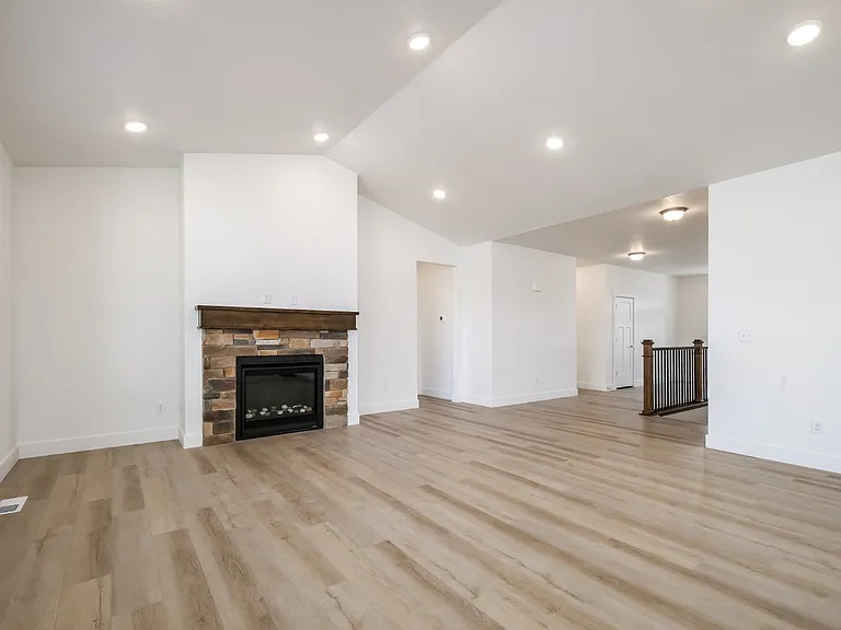 1017 E Tucker Ln — Photo 9