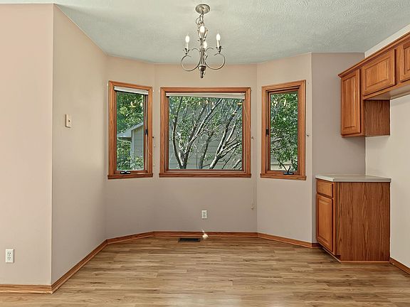 5th image of 109 N Valley St