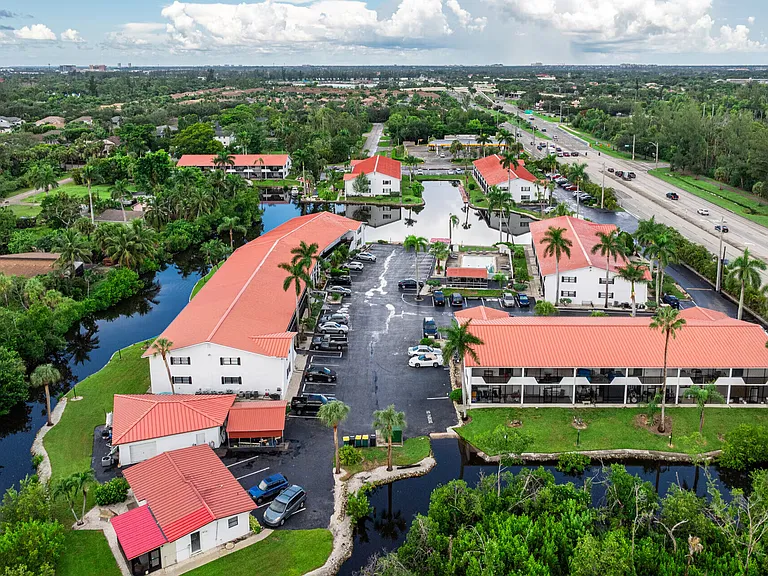 Coral Harbor Apartments — Photo 7