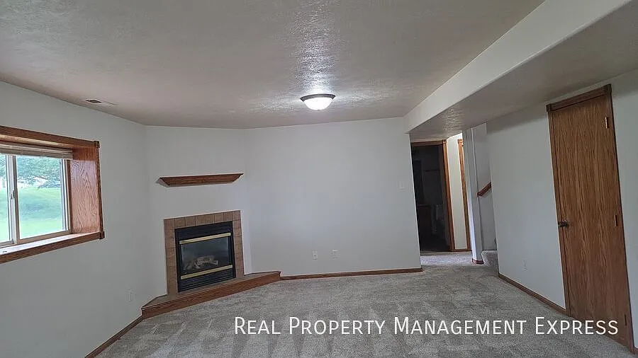 4 bed, 2.0 bath, 2008 sqft, $1,975 — Photo 3