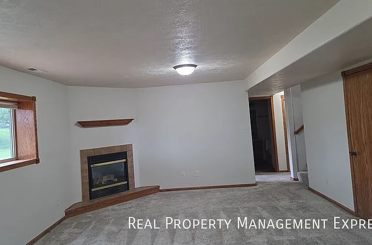 3205 N Aurora Ave — Photo 3