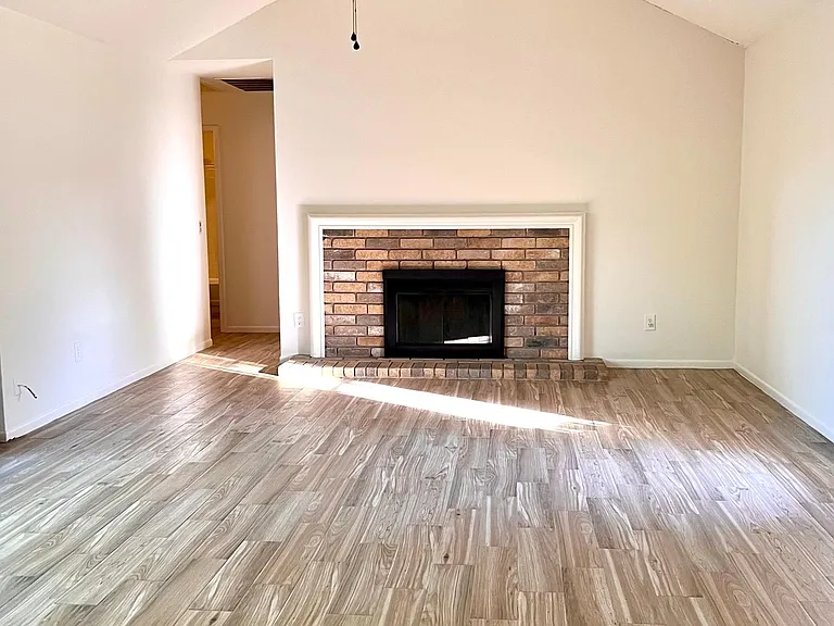 2307 Colleen Dr — Photo 2