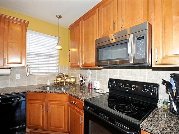 3rd image of 16377 Meadowlands Ln
