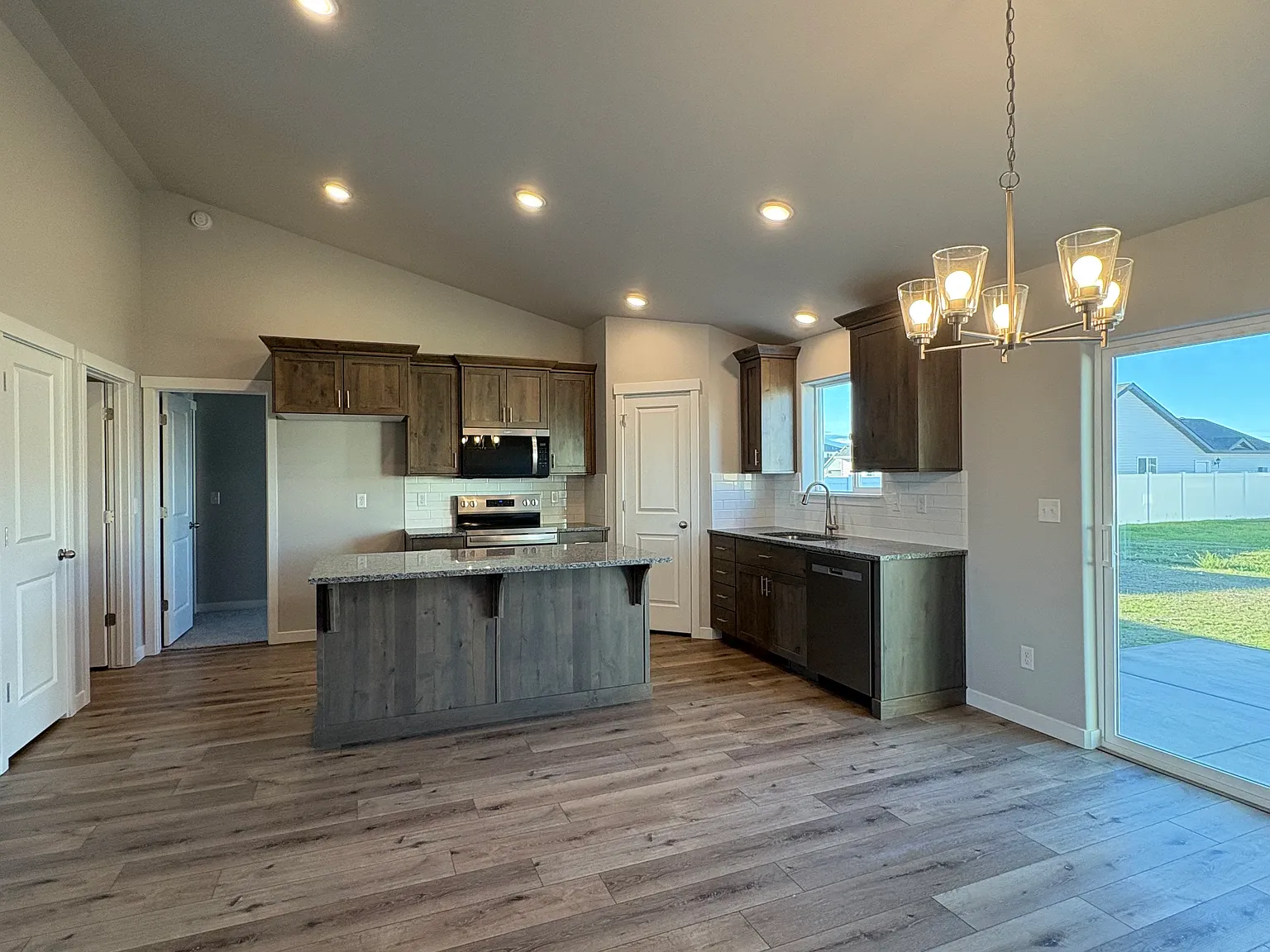 4 bed, 1500 sqft, $2,400 — Photo 2