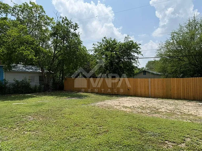 242 Glamis Ave — Photo 16