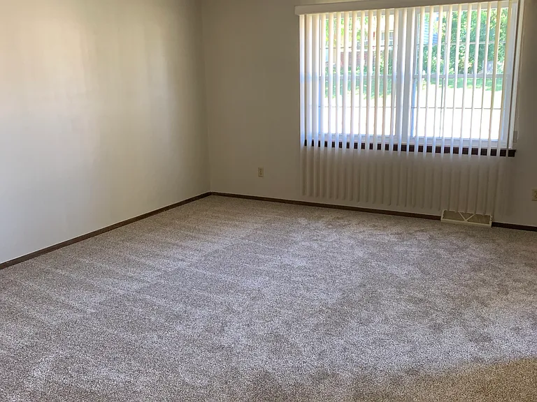 S69W14871 Cornell Cir — Photo 4