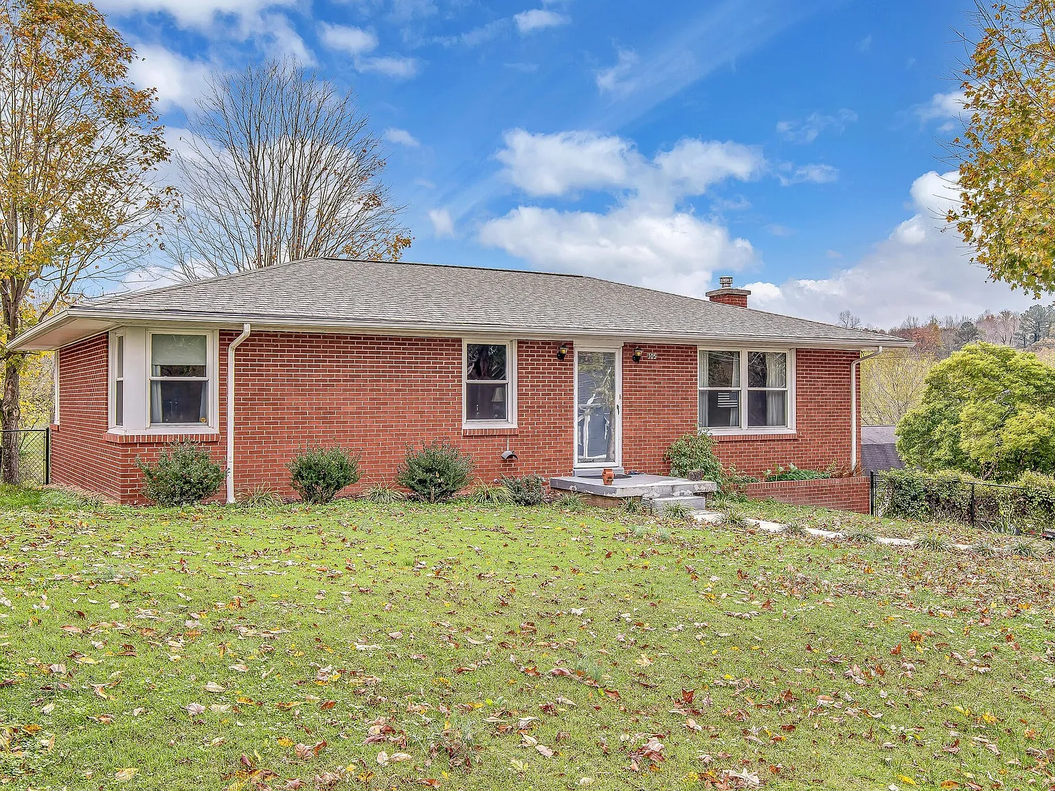 3 bed, 1.5 bath, 1496 sqft, $2,400 — Photo 2