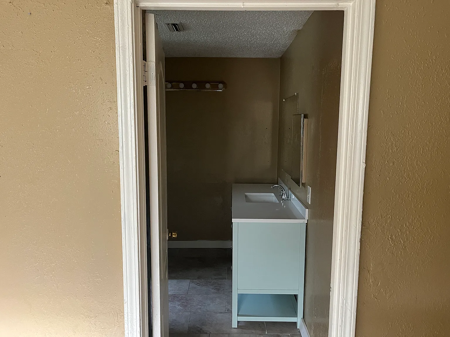 3 bed, 2.0 bath, 1106 sqft, $1,400 — Photo 2