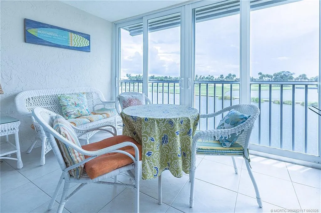 2 bed, 2.0 bath, 873 sqft, $5,900 — Photo 2