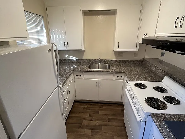 105 Rule Ct — Photo 8