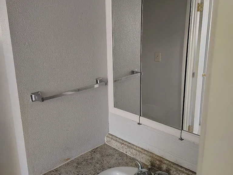 1055 N 8th Pl — Photo 10