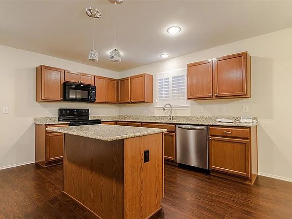 2nd image of 829 Underhill Dr
