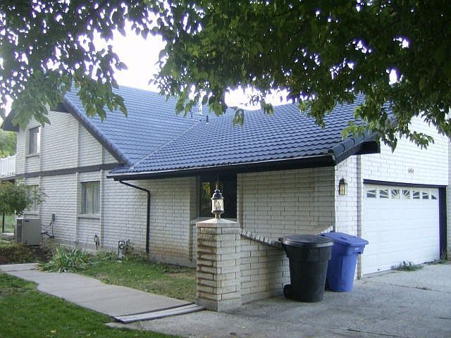 Exterior - Tile Roof!