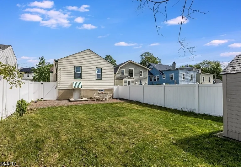 33 Linden Ave — Photo 24