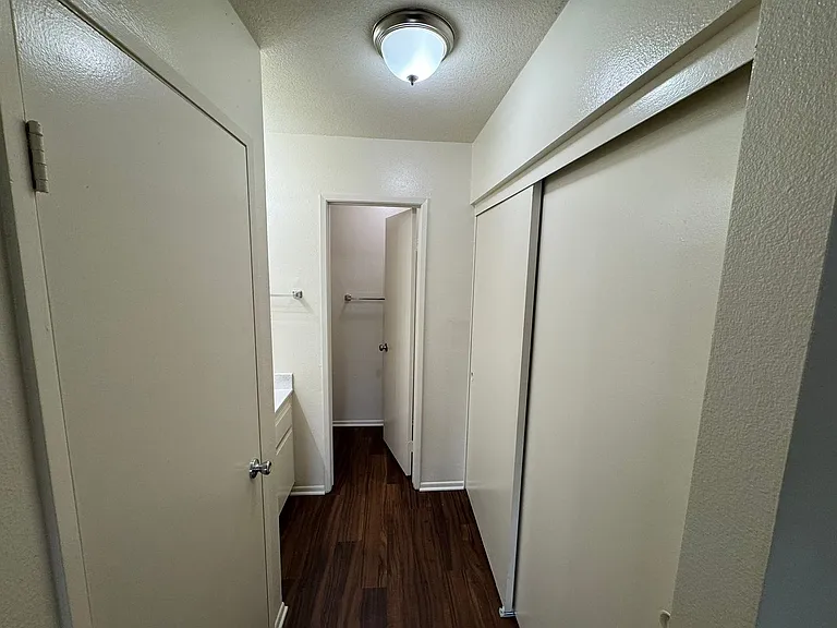 420 E 7th St — Photo 34