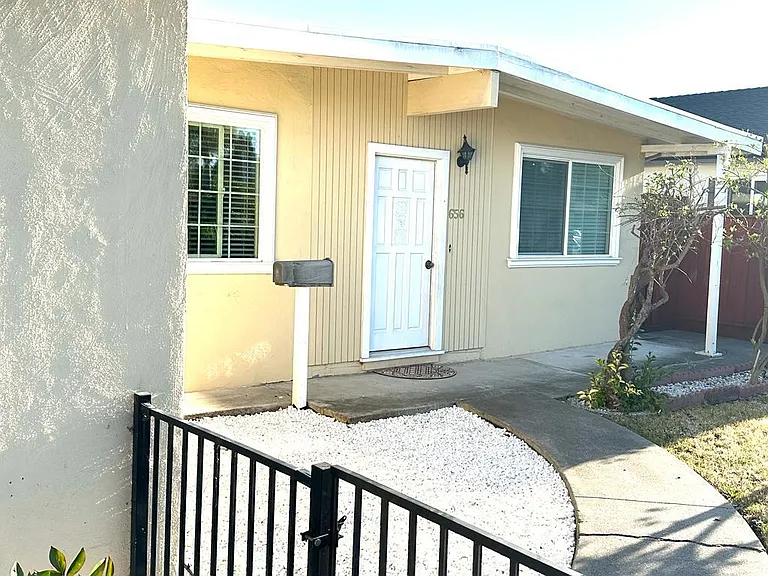 656 E Duane Ave — Photo 2