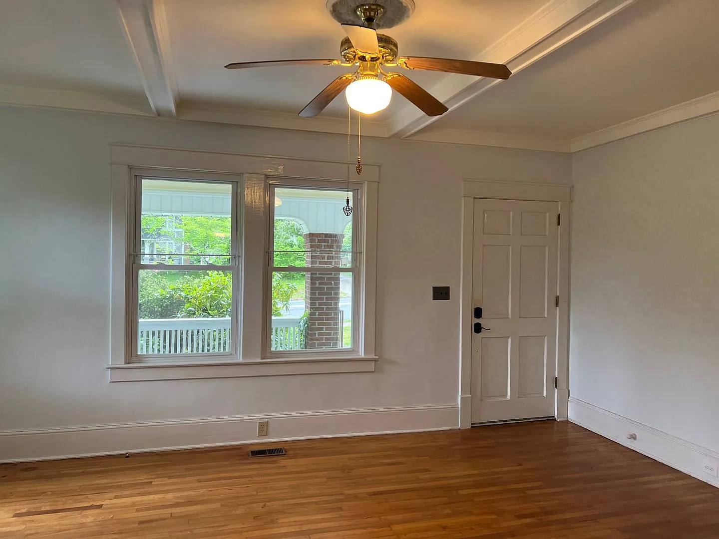 Large 3 bedroom 1 bath historic home with large lawn — Photo 4