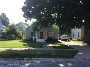 610 E 3rd St, Pella, IA 50219