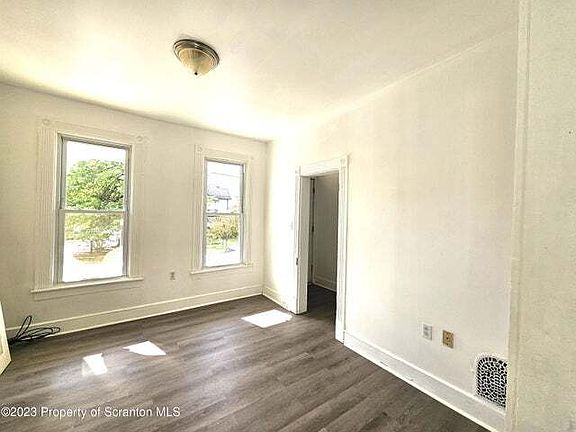 5th image of 907 Green Ridge St
