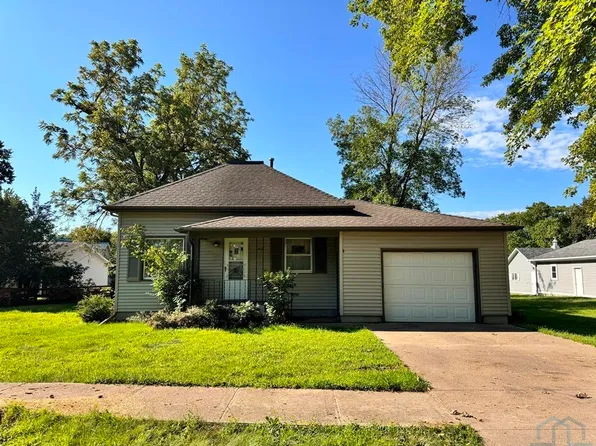 407 W 5th St, Sanborn, IA 51248