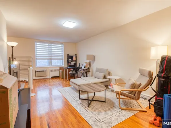 2160 Center Ave APT 4S, Fort Lee, NJ 07024