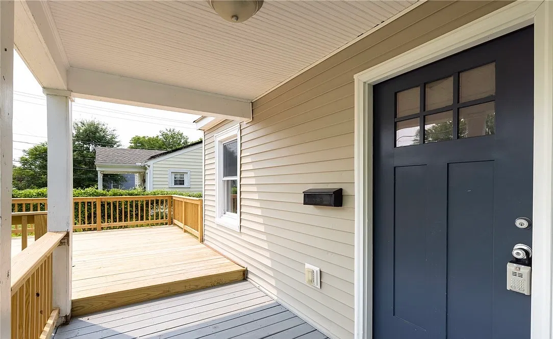 3 bed, 1.5 bath, 949 sqft, $1,950 — Photo 2