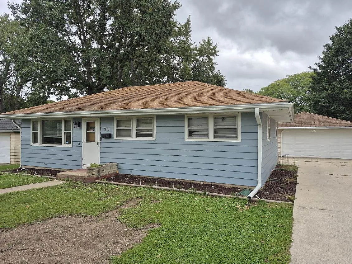 3 bed, 1.0 bath, 1012 sqft, $1,995 — Photo 2