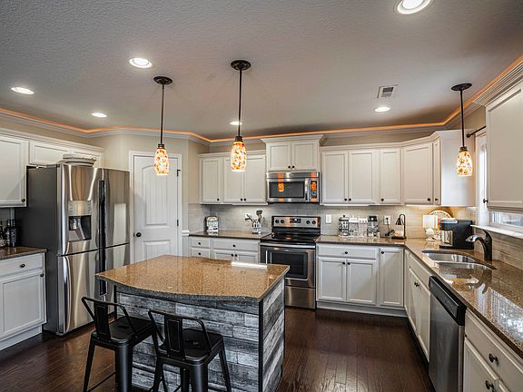 4th image of 203 Medoc Ln