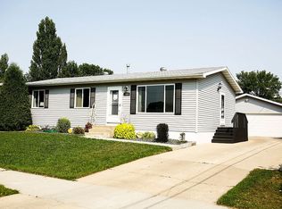 716 24th Ave NW, Minot, ND 58703