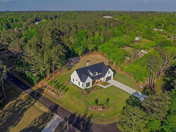 2nd image of 924 Beaver Hill Drive