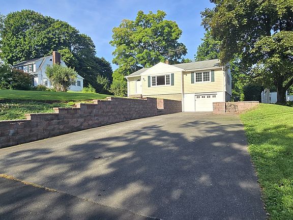 2nd image of 128 Middlebury Road