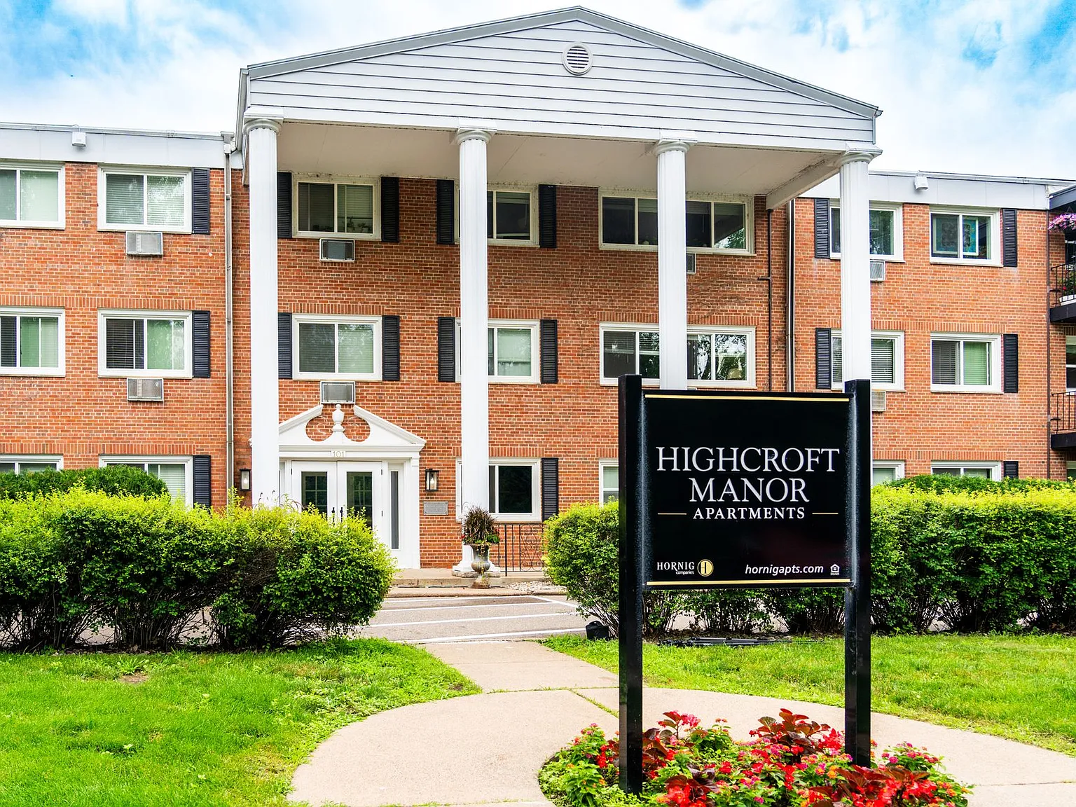 Highcroft Manor Apartments Located in Wayzata, MN — Photo 1