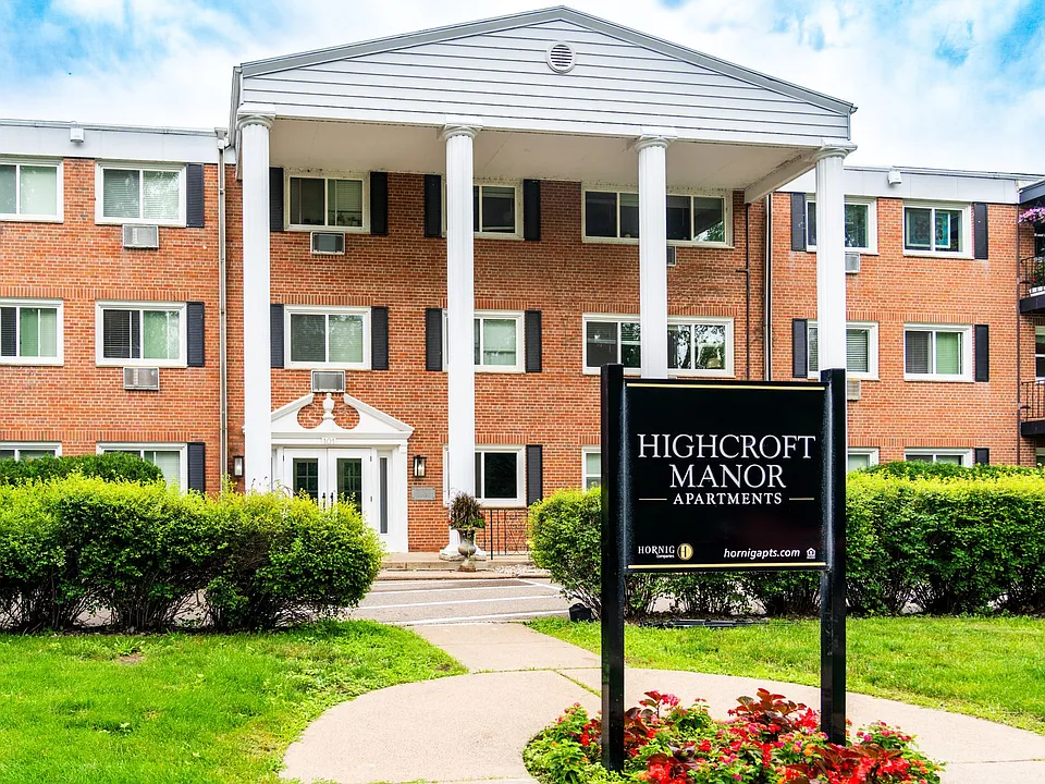 Highcroft Manor Apartments Located in Wayzata, MN