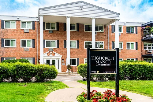 Highcroft Manor Apartments Located in Wayzata, MN Photo 1