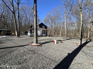 155 Sparrow Loop, Bushkill, PA 18324