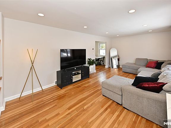 3rd image of 262 Spring Valley Ave