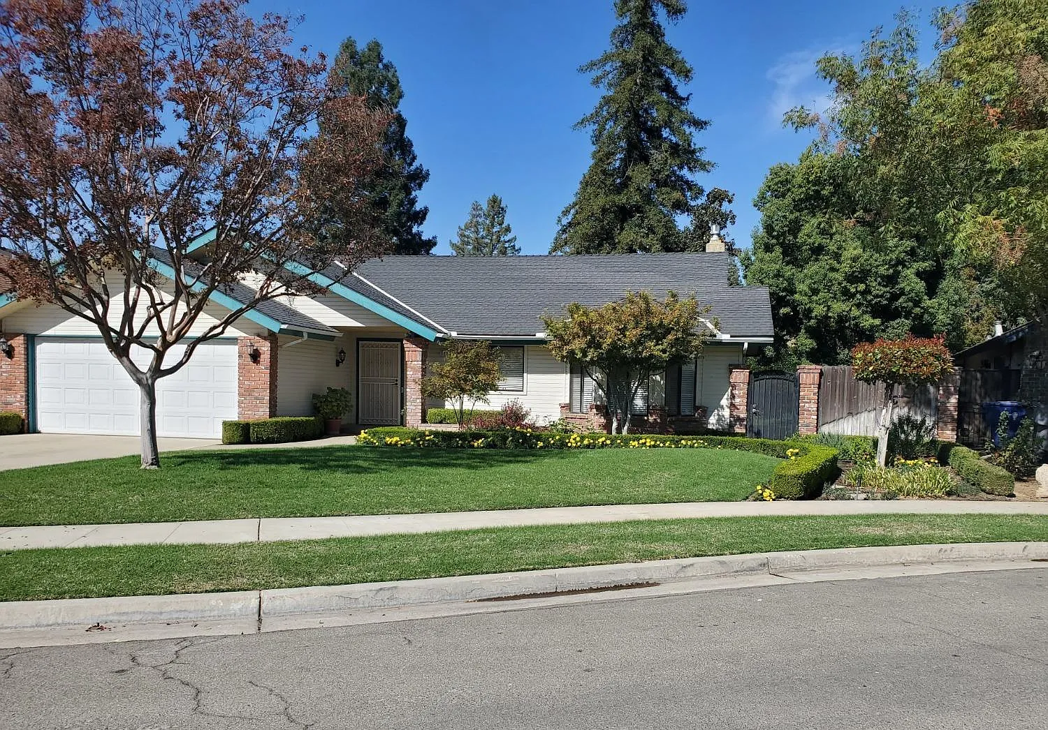 1126 W Paul Ave photo 1