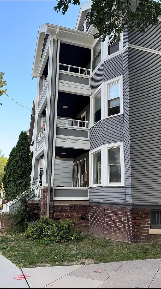 Building Photo - 213 S Broom St #3