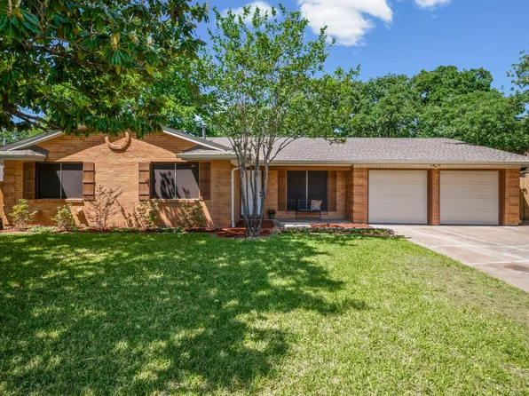 28 Coffee Tavern Rd, Bedford, TX 76022