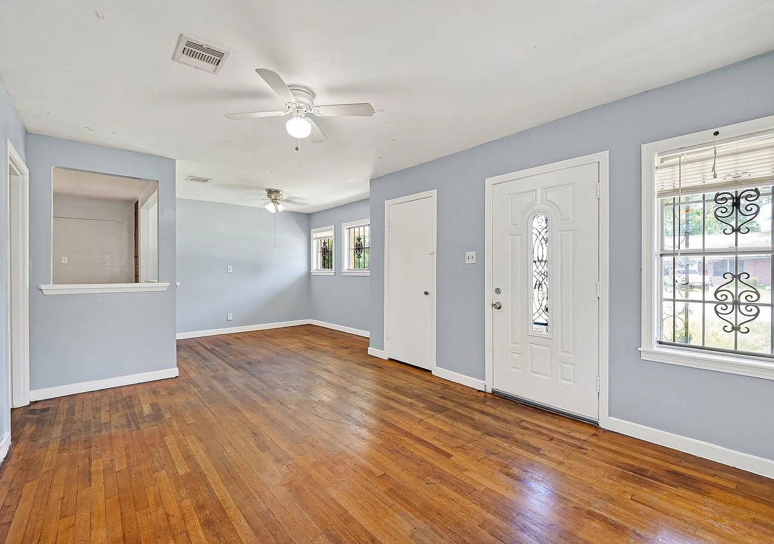 Spacious 4BR/2BA Home in Houston 77033 Convenient Location Near Downtown & Major Highways — Photo 3