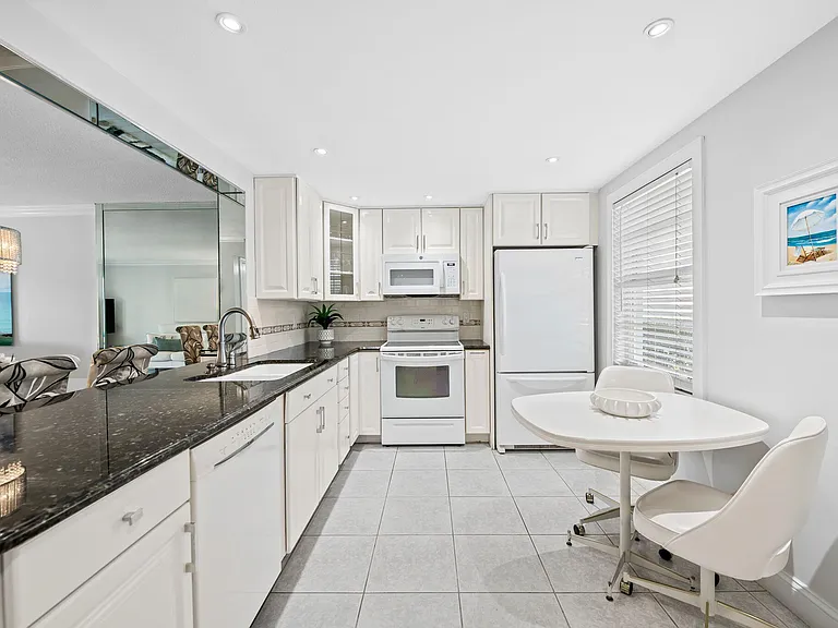 170 SE 5th Ave #103 — Photo 9