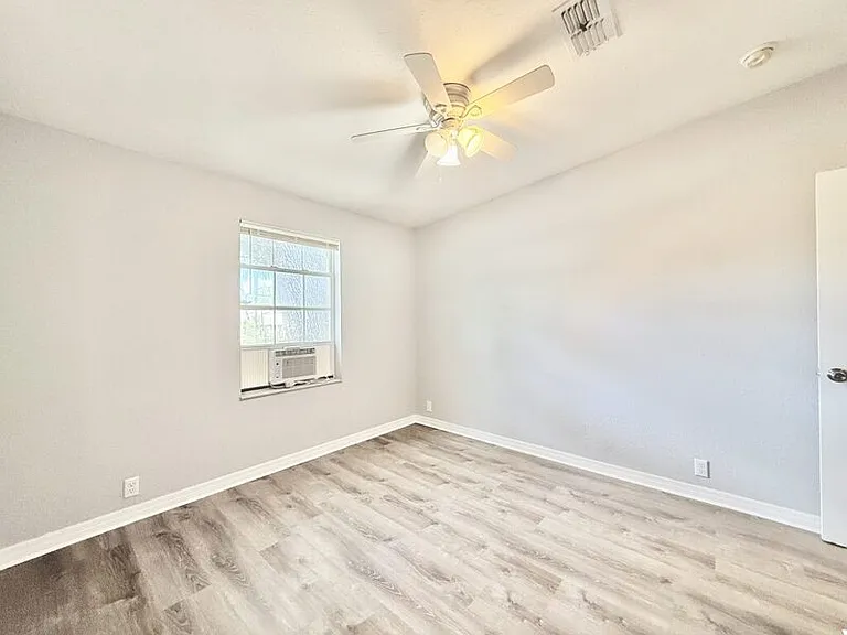 990 E Bay St — Photo 30