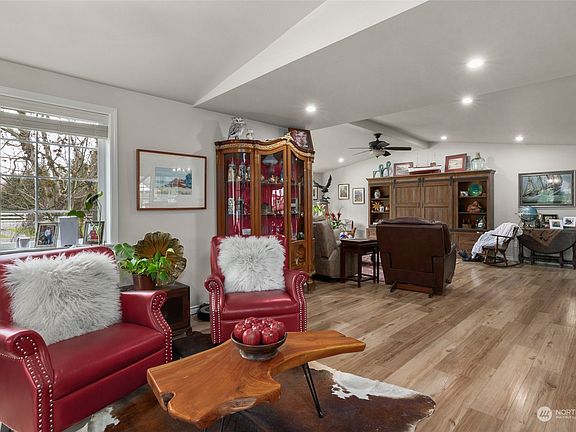 Large entry area opens to the kitchen, dining, and living room.>
