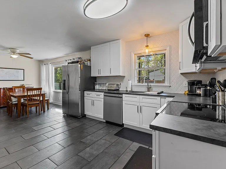 2125 Forest Hills Dr — Photo 13