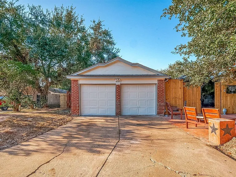 18211 Dinner Creek Dr — Photo 1