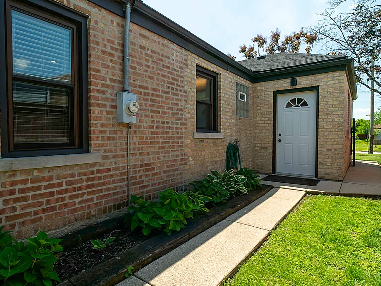 2537 Willow St — Photo 4