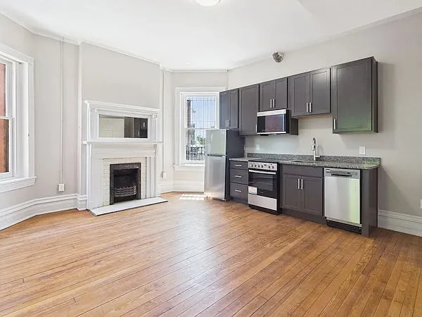 7 East Franklin — Photo 1